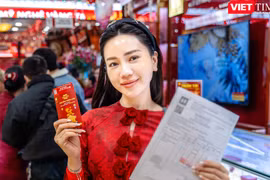 Cận kề ngày vía Thần Tài, khách ùn ùn xếp hàng mua vàng, người chờ bán chốt lời