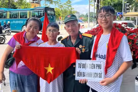 Mẹ con đi bộ từ Điện Biên Phủ đến Ba Đình lịch sử xem diễu binh: Thêm yêu đất nước, tự hào dân tộc