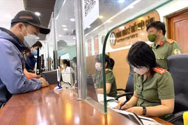 Mất tiền, hủy tour vì bị cấm xuất cảnh
