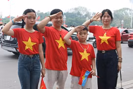 Người Hà Nội diện áo đỏ sao vàng, lan tỏa niềm tự hào dân tộc dịp 30/4