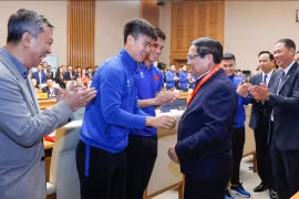 Thủ tướng: "Bóng từ từ lăn vào lưới nói lên sức mạnh tuyển Việt Nam"