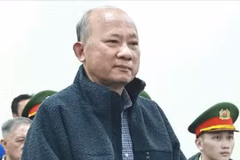 Các bị cáo được dẫn giải tới phiên toà.