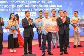 Bí thư Thành uỷ Đà Nẵng Nguyễn Văn Quảng và Thứ trưởng Bộ KH&CN Hoàng Minh trao Giải Nhất cuộc thi Khởi nghiệp đổi mới sáng tạo Đà Nẵng 2025.