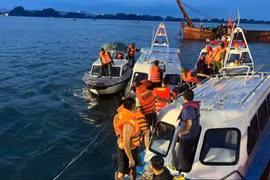 Công tác tìm kiếm cứu hộ cứu nạn trên Vịnh Hạ Long vẫn đang được triển khai. Ảnh: Cổng thông tin điện tử Quảng Ninh.