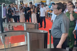 Khách nội địa có thể đặt vé, check-in ra máy bay trên VNeID