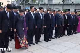 Lãnh đạo Đảng, Nhà nước dâng hương tưởng nhớ Chủ tịch Hồ Chí Minh và Chủ tịch Tôn Đức Thắng