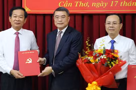Ông Đỗ Thanh Bình (bên trái) nhận quyết định của Bộ Chính trị phân công giữ chức vụ bí thư Thành ủy Cần Thơ. Ảnh: CTV.