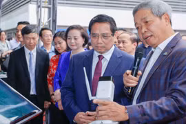 Thủ tướng thăm gian triển lãm của Tập đoàn CMC.