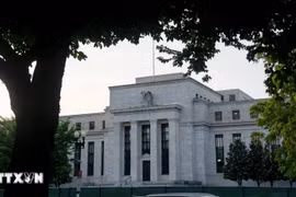 Fed giữ nguyên lãi suất, cảnh báo rủi ro lạm phát và thất nghiệp gia tăng