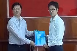 Ông Vũ Minh Hoàng khi được bổ nhiệm làm phó giám đốc Trung tâm Xúc tiến đầu tư - Thương mại và Hội chợ triển lãm TP Cần Thơ. Ảnh: PLO