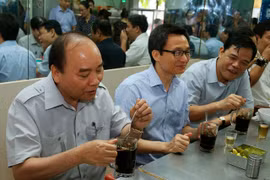 Thủ tướng ăn sáng tại một quán phở trên đường Nguyễn Huệ