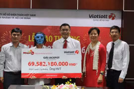 Người đàn ông đội tóc giả nhận thưởng Vietlott gần 70 tỷ đồng.