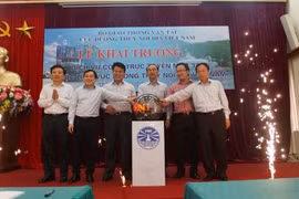 Nghi thức bấm nút chính thức khai trương 32 dịch vụ trực tuyến thuộc lĩnh vực đường thủy nội địa- (Ảnh: TTXVN).