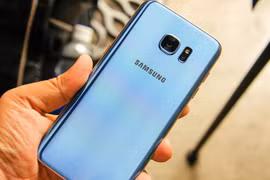 Galaxy S7 edge phiên bản màu xanh vừa được ra mắt- (Ảnh: T.LUÂN).