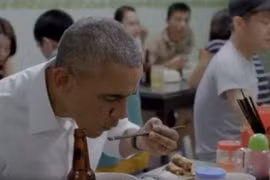 Hình ảnh ông Obama dùng đũa ăn bún chả trong clip quảng bá của CNN.