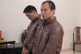 Hai đối tượng người Trung Quốc rút trộm tiền bị đưa ra tòa án xét xử.