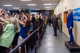 Nhiều người đã quay lưng về phía bà Hillary để selfie - (Nguồn Vietnamplus)