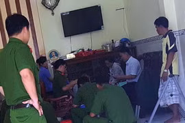 Cảnh sát khám xét nhà nguyên Phó chánh thanh tra giao thông Cần Thơ- (Ảnh: Pháp Luật TP.HCM).