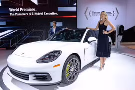 "Búp bê Nga" Maria Sharapova bên cạnh chiếc sedan hạng sang Porsche Panamera Executive