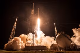 Tên lửa Falcon 9 mang theo vệ tinh JCSAT-16.