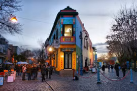 Caminito (Argentina): Những con đường ở Caminito nằm dọc theo bến cảng La Boca (phía đông nam thủ đô Buenos Aires) vô cùng nổi bật nhờ những mảng tường nhiều màu sắc rực rỡ. Ảnh: Argentina-travel-blog.
