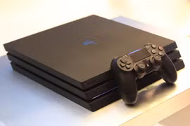 PS4 mới (Slim) và PS4 Pro được bán tại Việt Nam với giá từ 8,99 triệu.