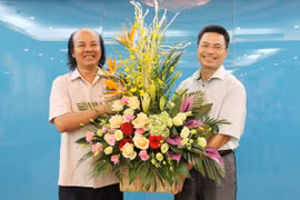 Thay mặt Văn phòng Bộ TT&TT, ông Phạm Quang Hưởng tặng hoa nguyên Chánh Văn phòng Phạm Mạnh Lâm.