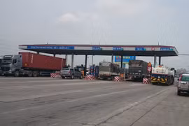 Bộ Tài chính đang lên kế hoạch giảm phí đường bộ cho xe tải và xe chở hàng bằng container- (Ảnh minh họa).