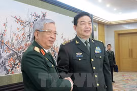 Thứ trưởng Bộ Quốc phòng Việt Nam Nguyễn Chí Vịnh (trái) và Bộ trưởng Quôc phòng Trung Quốc Thường Vạn Toàn (phải) tại buổi tiếp. (Ảnh: Vĩnh Hà/TTXVN).