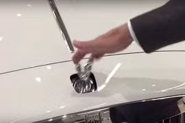 Biểu tượng Spirit of Ecstasy sẽ tự động thu lại khi gặp tác động.