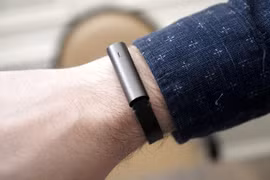 Misfit Ray không dùng pin sạc, mà dùng 3 viên pin loại 393 cho thời gian sử dụng khoảng 6 tháng.