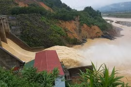 Thủy điện Hố Hô xả lũ khiến hàng ngàn hộ dân trên địa bàn huyện Hương Khê chìm trong biển nước.