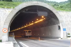 Hầm đường bộ Hải Vân được khánh thành vào ngày 5/6/2005.