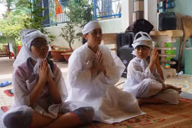 Gia đình nạn nhân Nguyễn Kim Danh - (Nguồn Internet)