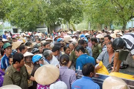 Gia đình trúng số của Vietlott tặng quà cho 1.500 người nghèo- (Ảnh: VTC).