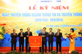 Ông Vũ Đức Đam, Ủy viên Ban chấp hành Trung ương Đảng, Phó Thủ tướng Chính phủ trao cờ Chính phủ cho Bộ TT&TT.