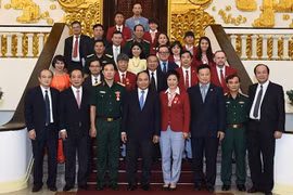 Thủ tướng Nguyễn Xuân Phúc chụp ảnh lưu niệm với Đoàn thể thao Việt Nam tham dự Olympic Rio 2016- (Ảnh: Zing).