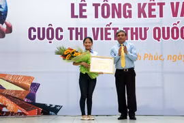 Thứ trưởng Bộ TT&TT Nguyễn Minh Hồng trao giải nhất viết thư quốc tế UPU lần thứ 45 của Việt Nam cho em Thu Trang- (Ảnh: MIC).