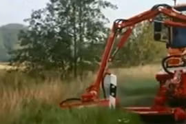 Việc cắt cỏ đường cao tốc ở nước ngoài được thực hiện bằng công nghệ.