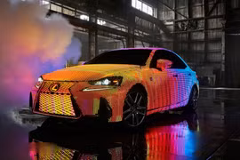 Một chiếc Lexus IS thế hệ 2017 khiến cho người xem phải hoa mắt trước những màn biến hoá không thể ngờ.