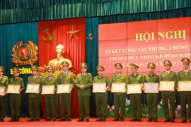 Thứ trưởng Lê Quý Vương trao Bằng khen của Bộ Công an cho các tập thể, cá nhân có thành tích xuất sắc.