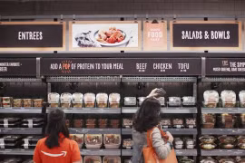 Những quầy thực phẩm chế biến sẵn tại Amazon Go.