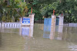 Quảng Bình chìm trong lũ