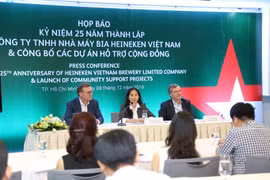 Trong buổi họp báo, đại diện Công ty bia Heineken Việt Nam cho biết vừa lắp đặt hệ thống xe đạp nước tại kênh Nhiêu Lộc - Thị Nghè