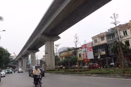 Một công nhân bất ngờ rơi xuống đường trên tuyến Cát Linh - Hà Đông- (Ảnh: ĐK).