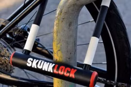 Khóa xe đạp SkunkLock khiến trộm buồn nôn