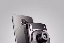 Moto Z có thể biến hóa thành camera chuyên nghiệp zoom 10x chỉ trong vài giây sau khi gắn thêm Moto Mod Hasselblad True Zoom.
