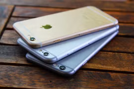 Các mẫu iPhone đời cũ đang được cửa hàng giảm giá mạnh để kéo sức mua tăng lên trong dịp cuối năm.