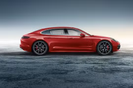 Tại thị trường Mỹ, bản trang bị cao cấp và đắt nhất của Porsche Panamera 2017 là Turbo Executive có giá lên đến 236.500 USD, tương đương 5,38 tỷ Đồng.