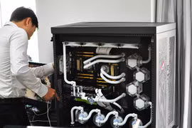 Chiếc PC trị giá 700 triệu đang được nhân viên lắp đặt tại nhà vị đại gia.